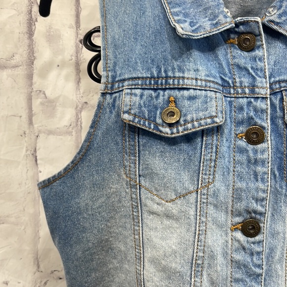 C'Esttoi Denim Vest Distressed Medium Wash Button Up - Picture 2 of 10